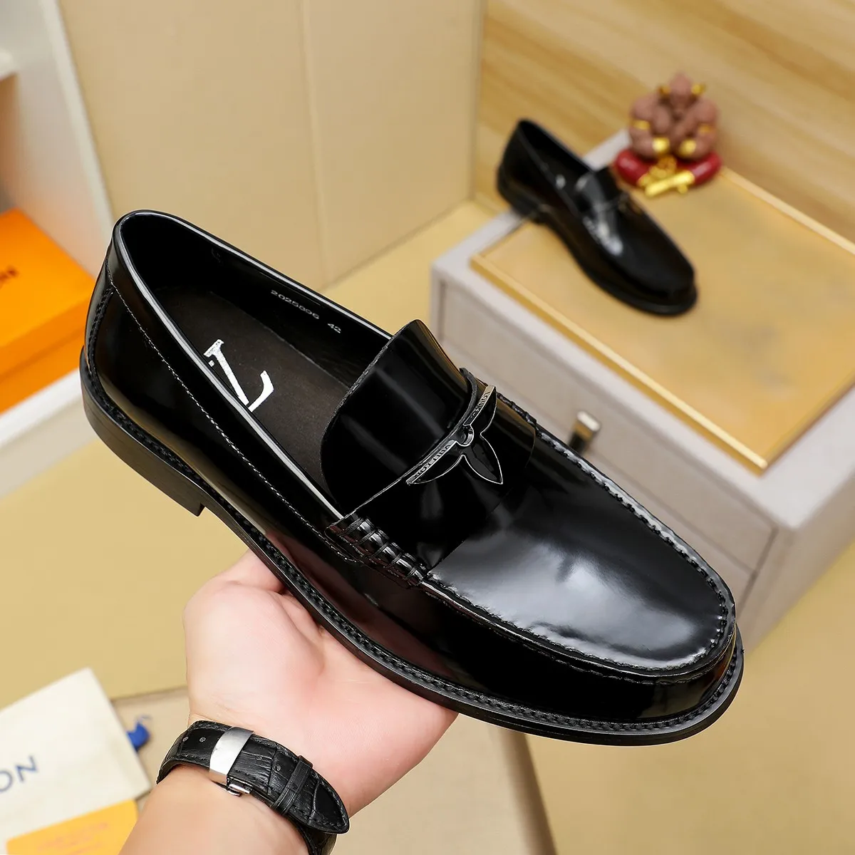 Factory price 440 💰 Louis Vuitton LV ® 🆕 model 🔛Full shoe counter, first layer cowhide, 🐂leather lined casual shoes for men, super soft outsole, essential for driving. Counter synchronization, original first layer cowhide, completely 1:1 mold customization 🌹Top version, optional! Number: 38-45 (46. Customized)